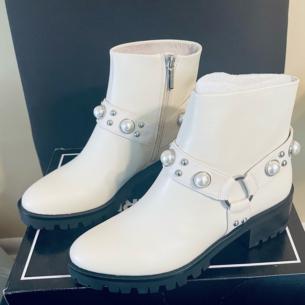 🔥🔥 Karl Lagerfeld Paris Boots 👢 size 8 🛍🛍